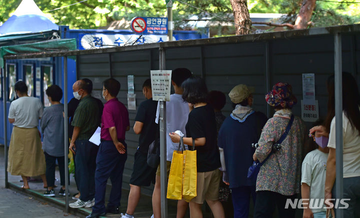 [대구=뉴시스] 이무열 기자 = 코로나19 확진자가 증가세를 보이고 있는 31일 오전 대구 달서구보건소 선별진료소에서 시민들이 검사를 받기 위해 순서를 기다리고 있다. 2023.07.31. lmy@newsis.com