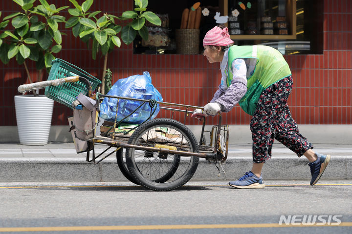 [서울=뉴시스] 김금보 기자 = ﻿﻿폭염이 이어지면 고령이거나 만성 고혈압 환자는 갑자기 일어날 때 머리가 핑 도는 듯한 어지러움을 느껴 쓰러지는 '기립성 저혈압'도 주의해야 한다. 전국 대부분 지역에 폭염 경보가 내려진 31일 서울 서초구 서초대로 인근에서 한 할머니가 폐지를 수거하고 있다. 2023.07.31. kgb@newsis.com