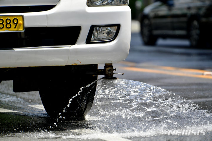 [광주=뉴시스] 이영주 기자 = 광주·전남 전역에 폭염경보가 내려진 31일 오후 광주 동구 금남로에서 살수차량이 도로 위 열기를 식히기 위해 물을 뿌리고 있다. 2023.07.31. leeyj2578@newsis.com