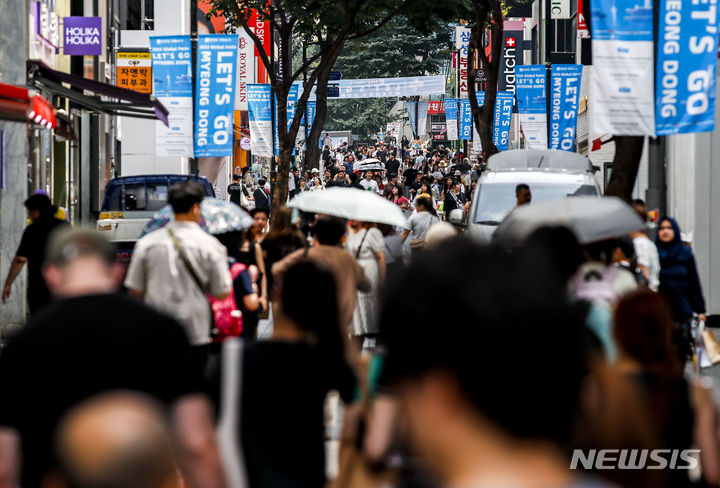 [서울=뉴시스] 정병혁 기자 = 31일 서울 중구 명동에 관광객들이 이동하고 있다. 2023.07.31. jhope@newsis.com