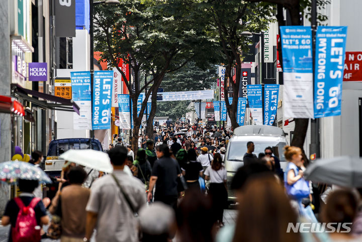 [서울=뉴시스] 정병혁 기자 = 지난 7월31일 서울 중구 명동에 관광객들이 이동하고 있다. 2023.07.31. jhope@newsis.com