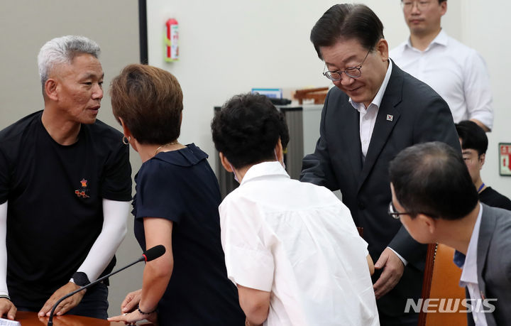 [서울=뉴시스] 이영환 기자 = 이재명 더불어민주당 대표가 31일 오후 서울 여의도 국회에서 열린 10.29이태원참사 유가족 간담회에서 참석자들과 인사를 나누고 있다. 2023.07.31. 20hwan@newsis.com