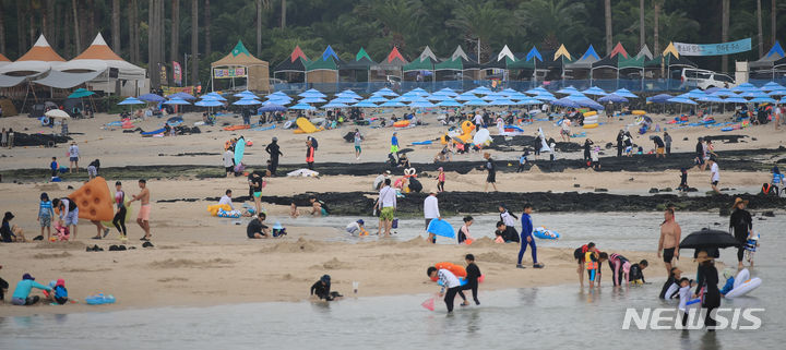 [제주=뉴시스] 우장호 기자 = 오키나와 남동쪽 해상에서 북서진 중인 제6호 태풍 '카눈' 태풍의 예상 경로에 다소 변화가 있을 전망이다. 카눈의 진로는 3일에서 5일 사이 결정될 것으로 보인다. 카눈이 이동하는 와중에도 무더위는 계속될 것으로 보인다. 사진은 폭염이 기승을 부리는 지난달 31일 오후 제주시 한림읍 금능해수욕장을 찾은 관광객들이 파라솔 아래서 더위를 식히는 모습. 2023.07.31. woo1223@newsis.com