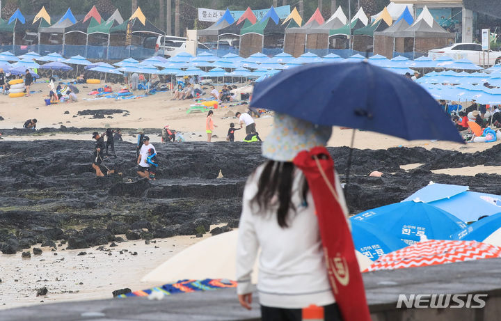 [제주=뉴시스] 우장호 기자 = 지난달 31일 오후 제주시 한림읍 금능해수욕장에 더위를 잠시 식혀주는 소나기가 내리고 있다. 2023.07.31. woo1223@newsis.com