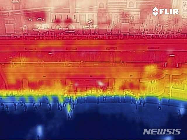 [서울=뉴시스] 김근수 기자 = 16일 기상청이 발표한 '도시화 효과가 기온 상승에 미치는 영향에 대한 분석 결과'에 따르면, 지난 48년(1973~2020년)간 중소도시 연평균 기온이 대도시와 비도시에 비해 더 많이 오른 것으로 나타났다. 사진은 지난달 31일 서울시 송파구 롯데월드 아이스링크장에서 시민들이 더위를 피하는 모습을 열화상 카메라로 촬영한 것. 2023.07.31. ks@newsis.com