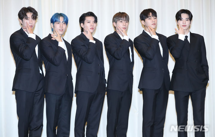 [서울=뉴시스] 황준선 기자 = 그룹 인피니트(이성열, 장동우, 남우현, 김성규, 엘, 이성종)가 31일 오후 서울 서초구 더리버사이드호텔에서 열린 7집 미니앨범 '비긴(13egin)' 발매 기자 간담회에서 포즈를 취하고 있다. 2023.07.31. hwang@newsis.com