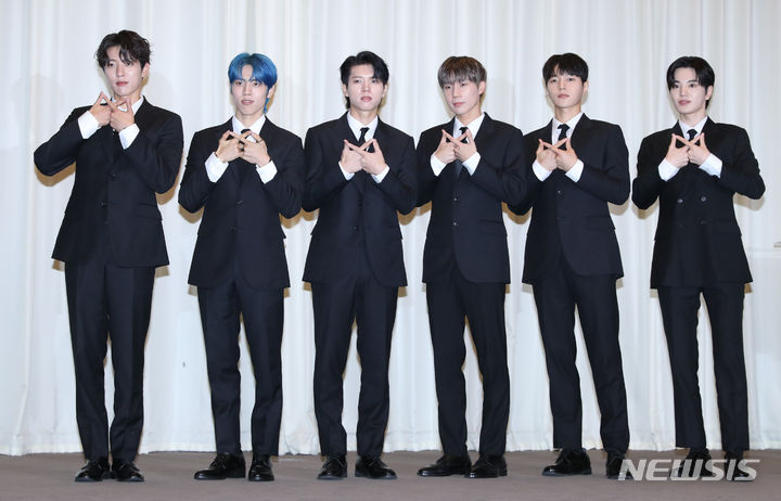 [서울=뉴시스] 황준선 기자 = 그룹 인피니트(이성열, 장동우, 남우현, 김성규, 엘, 이성종)가 31일 오후 서울 서초구 더리버사이드호텔에서 열린 7집 미니앨범 '비긴(13egin)' 발매 기자 간담회에서 포즈를 취하고 있다. 2023.07.31. hwang@newsis.com