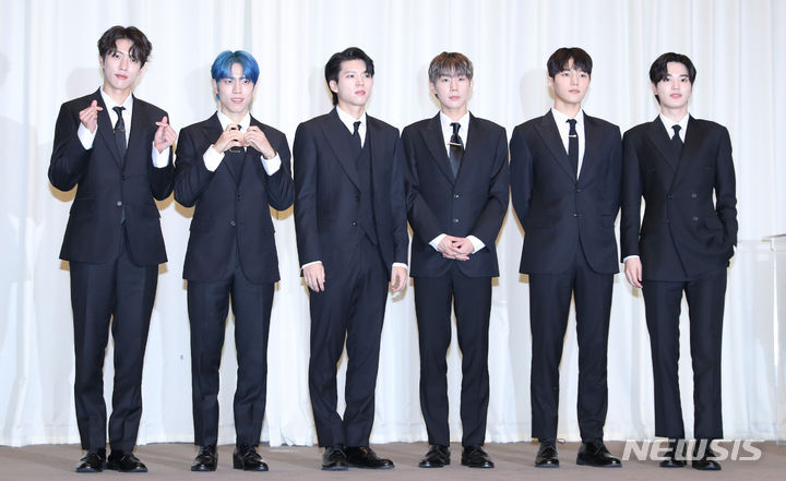 [서울=뉴시스] 황준선 기자 = 그룹 인피니트(이성열, 장동우, 남우현, 김성규, 엘, 이성종)가 31일 오후 서울 서초구 더리버사이드호텔에서 열린 7집 미니앨범 '비긴(13egin)' 발매 기자 간담회에서 포즈를 취하고 있다. 2023.07.31. hwang@newsis.com