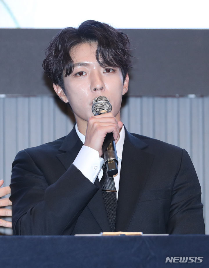 [서울=뉴시스] 황준선 기자 = 그룹 인피니트 이성열이 31일 오후 서울 서초구 더리버사이드호텔에서 열린 7집 미니앨범 '비긴(13egin)' 발매 기자 간담회에서 인사말을 하고 있다. 2023.07.31. hwang@newsis.com