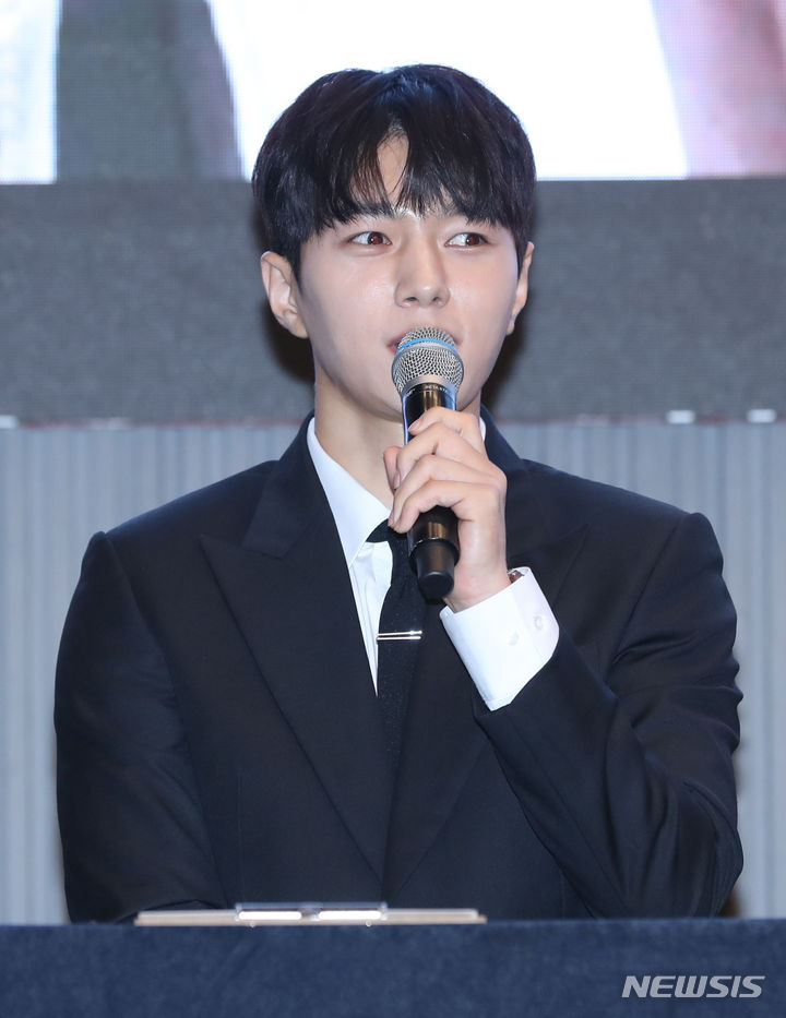 [서울=뉴시스] 황준선 기자 = 그룹 인피니트 엘이 31일 오후 서울 서초구 더리버사이드호텔에서 열린 7집 미니앨범 '비긴(13egin)' 발매 기자 간담회에서 인사말을 하고 있다. 2023.07.31. hwang@newsis.com