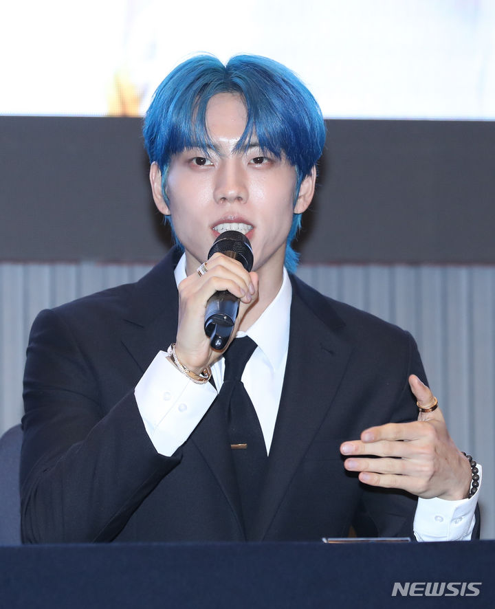 [서울=뉴시스] 황준선 기자 = 그룹 인피니트 장동우가 31일 오후 서울 서초구 더리버사이드호텔에서 열린 7집 미니앨범 '비긴(13egin)' 발매 기자 간담회에서 인사말을 하고 있다. 2023.07.31. hwang@newsis.com