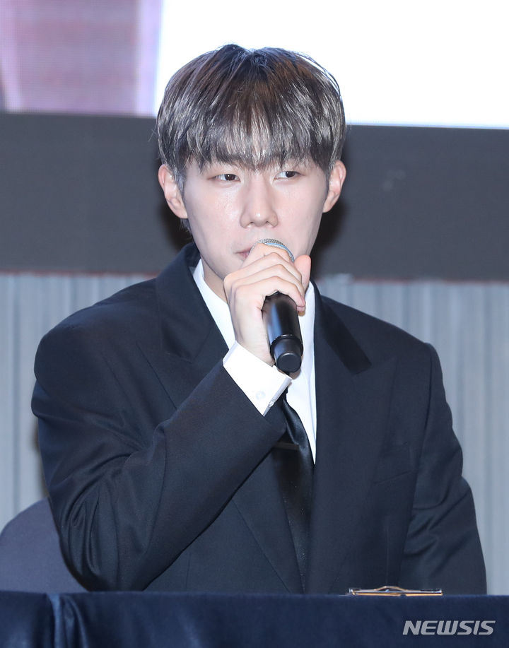 [서울=뉴시스] 황준선 기자 = 그룹 인피니트 김성규가 31일 오후 서울 서초구 더리버사이드호텔에서 열린 7집 미니앨범 '비긴(13egin)' 발매 기자 간담회에서 인사말을 하고 있다. 2023.07.31. hwang@newsis.com