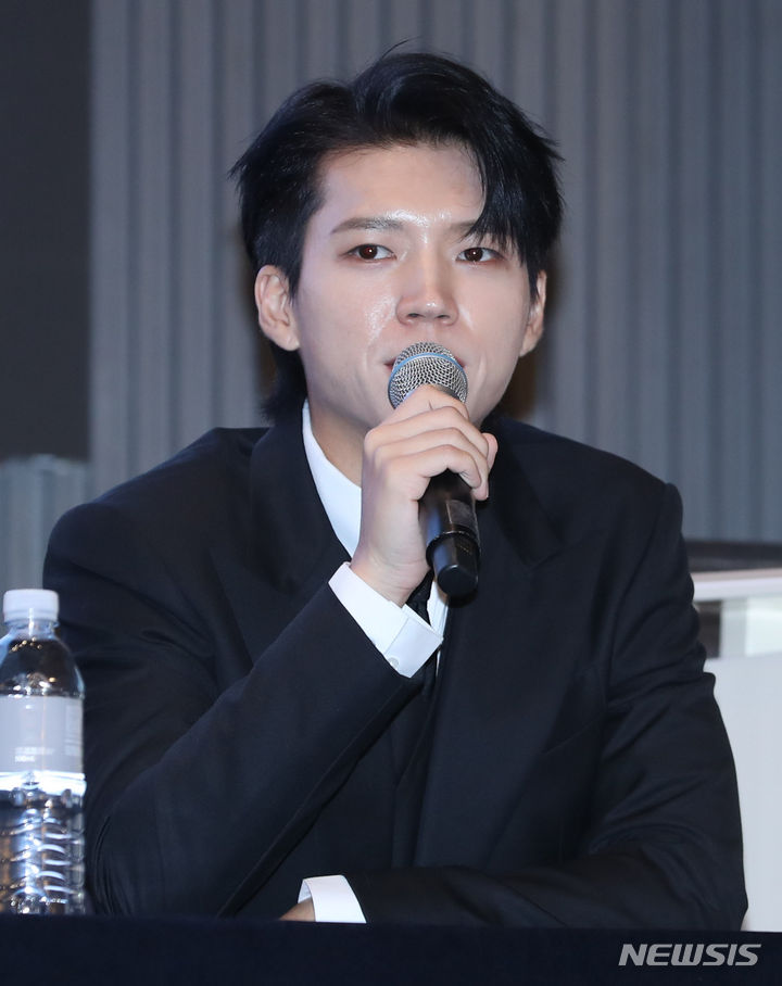 [서울=뉴시스] 황준선 기자 = 그룹 인피니트 남우현이 31일 오후 서울 서초구 더리버사이드호텔에서 열린 7집 미니앨범 '비긴(13egin)' 발매 기자 간담회에서 인사말을 하고 있다. 2023.07.31. hwang@newsis.com