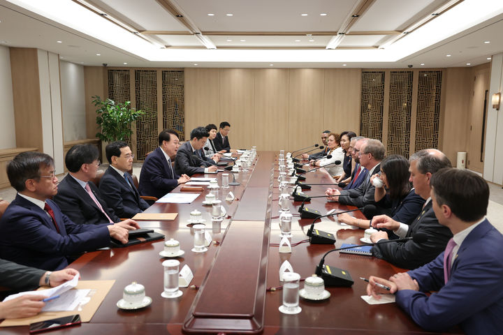 [서울=뉴시스] 윤석열 대통령이 31일 서울 용산 대통령실 청사에서 미국 하원의원 대표단을 접견하고 있다. (사진=대통령실 제공) 2023.07.31. photo@newsis.com *재판매 및 DB 금지