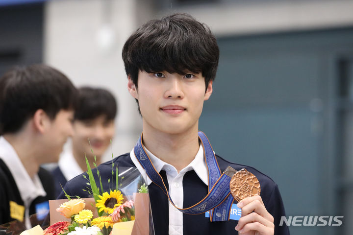 [인천공항=뉴시스] 권창회 기자 = 황선우를 비롯한 대한민국 경영 선수단이 31일 오후 인천국제공항 제1터미널에서 2023 후쿠오카 세계수영선수권대회를 마치고 귀국하고 있다. 경영 대표팀은 이번 대회에서 동메달 1개를 따내고, 한국 신기록 8개를 작성했다.2023.07.31. kch0523@newsis.com