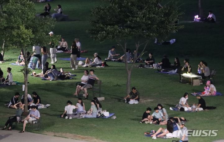 [서울=뉴시스] 권창회 기자 = 연일 찜통더위가 이어지고 있는 31일 오후 서울 서초구 반포한강공원에서 시민들이 반포대교 달빛무지개분수를 감상하며 열대야를 이겨내고 있다. 2023.07.31. kch0523@newsis.com