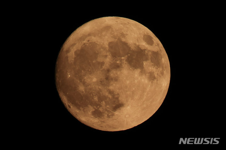 [워싱턴(미국)/AP=뉴시스] 슈퍼문이 지난달 3일 밤하늘을 밝힌데 이어 이달 8월에는 두 번에 걸쳐 슈퍼문이 뜬다고 1일(현지 시간) 미국 CNN은 보도했다. 사진은 지난달 31일 워싱턴 하늘에 뜬 슈퍼문의 모습. 2023.08.01