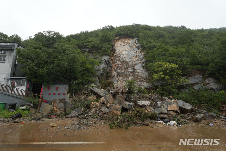 [베이징=AP/뉴시스] 1일 중국 베이징 외곽의 먀오펑산에서 폭우로 산사태가 발생해 돌더미가 무너져 있다. 태풍 독수리의 영향으로 베이징에 폭우가 쏟아져 11명이 숨지고 약 30명이 실종된 것으로 나타났다. 2023.08.01.