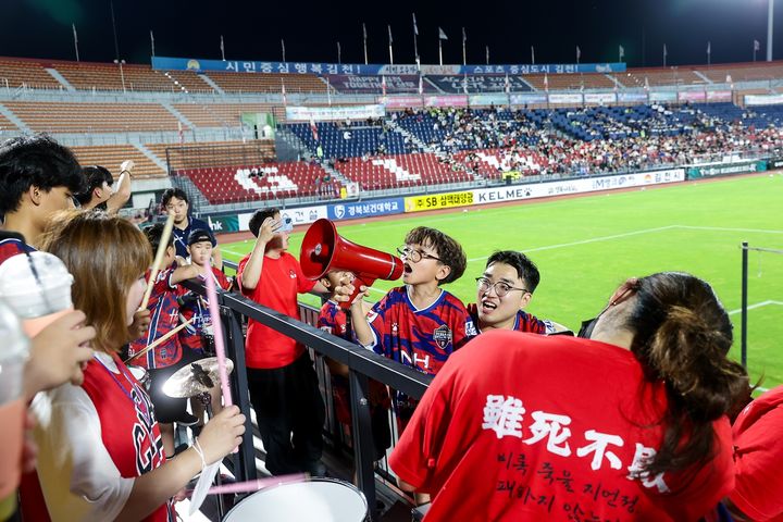 응원하는 어린이 콜리더 김지오 군 (사진=김천상무 제공) *재판매 및 DB 금지