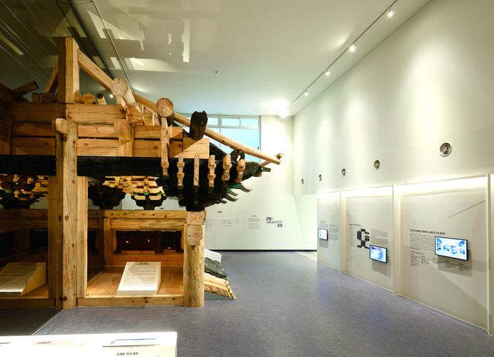 [서울=뉴시스] 전통건축부재보존센터 상설전시관 C존 숭례문 상층 구조부 재현 전시물 전경 (사진=문화재청 제공) 2023.08.01. photo@newsis.com *재판매 및 DB 금지
