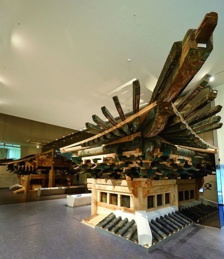 [서울=뉴시스] 전통건축부재보존센터 상설전시관 C존 숭례문 상층 구조부 재현 전시물 전경 (사진=문화재청 제공) 2023.08.01. photo@newsis.com *재판매 및 DB 금지