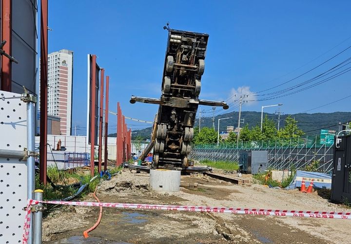 [광주=뉴시스] 이영주 기자 = 1일 오전 9시 20분께 광산구 운수동 선운2지구 내 한국토지주택공사(LH) 아파트 단지 공사 현장에서 50t 급 크레인이 뒤로 넘어졌다. 이 사고로 인명피해는 없다. (사진 = 독자 제공) 2023.08.01. photo@newsis.com *재판매 및 DB 금지