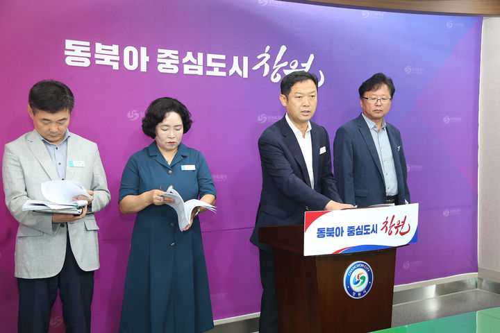 [창원=뉴시스] 강경국 기자 = 제종남 경남 창원시 교통건설국장이 1일 시청 프레스센터에서 대중교통 중심 도시 전환과 관련해 브리핑을 하고 있다. (사진=창원시청 제공). 2023.08.01. photo@newsis.com *재판매 및 DB 금지