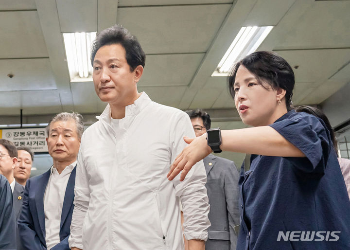 [서울=뉴시스]서울 강동구는 지하철 5호선 길동역의 에스컬레이터 설치 공사를 신속 추진하기 위해 오세훈 서울시장과 직접 현장점검을 실시했다고 1일 밝혔다. (사진=강동구 제공). 2023.08.01. photo@newsis.com