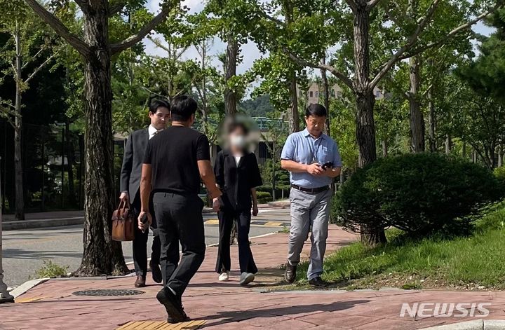 [서울=뉴시스] 뇌물 혐의를 받는 김모 경무관이 경기 과천 고위공직자범죄수사처에 출석하고 있다. photo@newsis.com