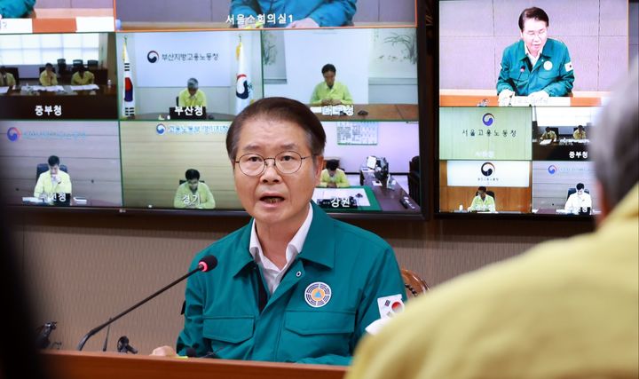 [서울=뉴시스] 이정식 고용노동부 장관이 1일 오후 서울지방고용노동청에서  폭염 대응 긴급 지방관서장 회의를 열고 8월 한달간 폭염 대응 단계를 최고 수준으로 끌어올린다고 밝혔다. 2023.08.01. (사진=고용노동부 제공) *재판매 및 DB 금지