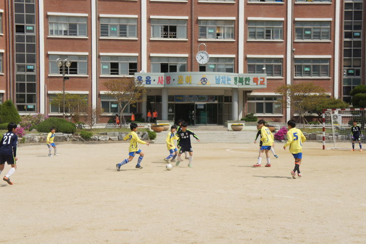 사진은 청주상당초 학생들이 운동장에서 체육활동 하는 모습. *재판매 및 DB 금지