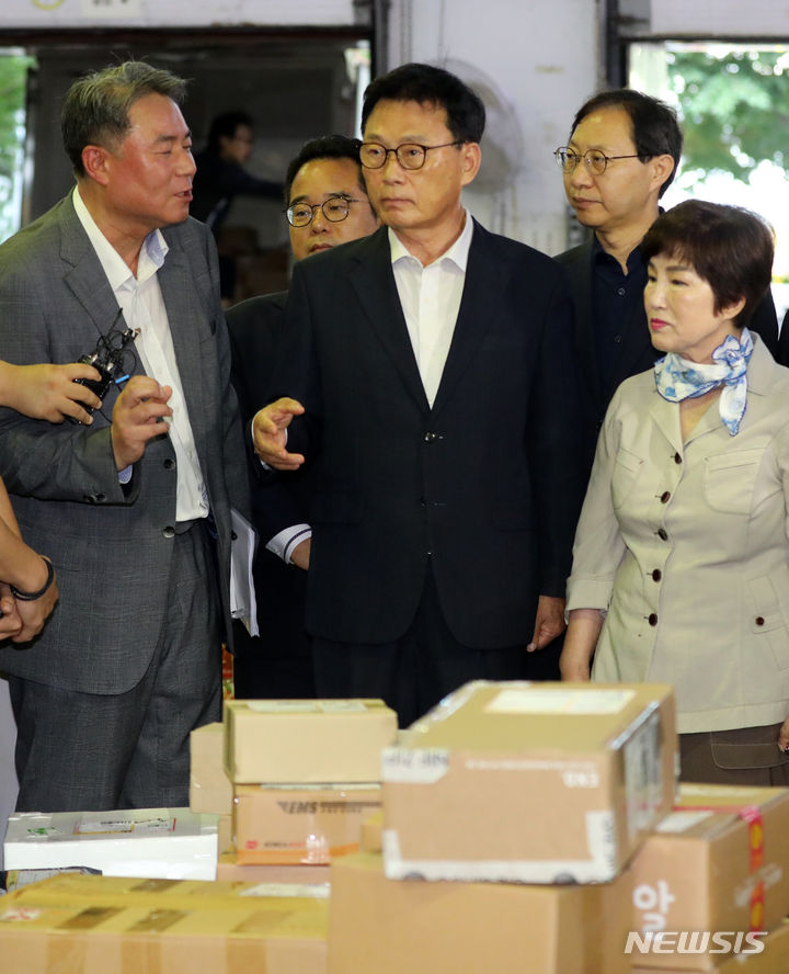 [서울=뉴시스] 최진석 기자 = 박광온 더불어민주당 원내대표가 1일 오전 서울 광진구 동서울우편물류센터를 찾아 폭염 속 우체국 택배 등의 분류작업을 하는 노동현장을 점검하고 있다. 2023.08.01. myjs@newsis.com