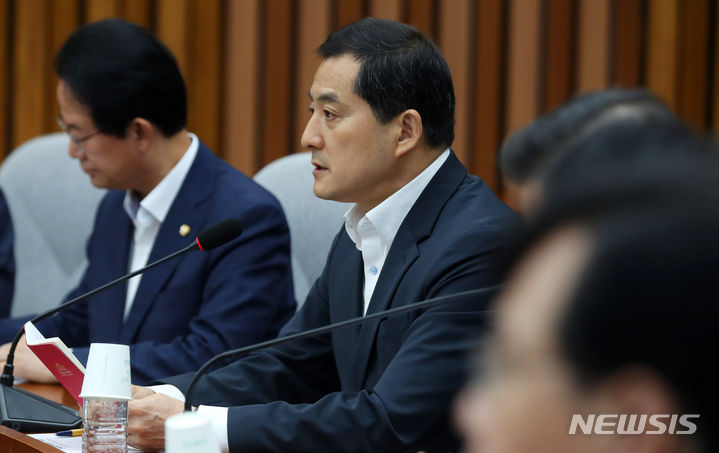 [서울=뉴시스] 추상철 기자 = 박대출 국민의힘 정책위의장이 지난 1일 오전 서울 여의도 국회에서 열린 원내대책회의에서 발언하고 있다. 2023.08.01. scchoo@newsis.com