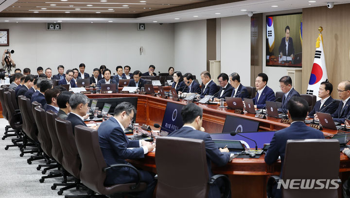 [서울=뉴시스] 홍효식 기자 = 윤석열 대통령이 1일 서울 용산 대통령실 청사에서 국무회의를 주재하고 있다. (대통령실통신사진기자단) 2023.08.01. yesphoto@newsis.com