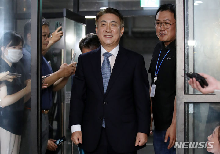 [과천=뉴시스] 조성우 기자 = 방송통신위원회 위원장 후보자에 지명된 이동관 대통령실 대외협력특별보좌관이 1일 오전 경기도 과천시 정부과천청사 인근에 마련된 사무실로 출근하고 있다. 2023.08.01. xconfind@newsis.com