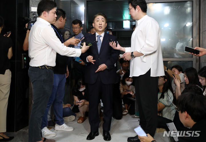 [과천=뉴시스] 조성우 기자 = 방송통신위원회 위원장 후보자에 지명된 이동관 대통령실 대외협력특별보좌관이 1일 오전 경기도 과천시 정부과천청사 인근에 마련된 사무실로 출근하며 취재진 질문에 답하고 있다. 2023.08.01. xconfind@newsis.com