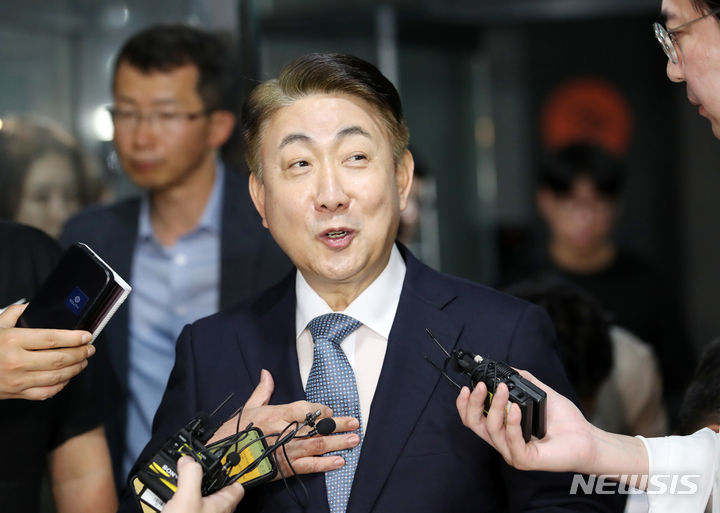 [과천=뉴시스] 조성우 기자 = 방송통신위원회 위원장 후보자에 지명된 이동관 대통령실 대외협력특별보좌관이 1일 오전 경기도 과천시 정부과천청사 인근에 마련된 사무실로 출근하며 취재진 질문에 답하고 있다. 2023.08.01. xconfind@newsis.com