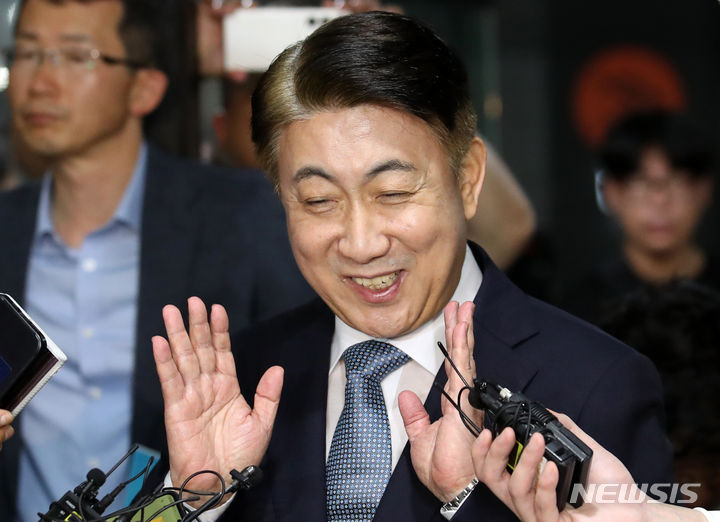 [과천=뉴시스] 조성우 기자 = 방송통신위원회 위원장 후보자에 지명된 이동관 대통령실 대외협력특별보좌관이 1일 오전 경기도 과천시 정부과천청사 인근에 마련된 사무실로 출근하고 있다. 2023.08.01. xconfind@newsis.com