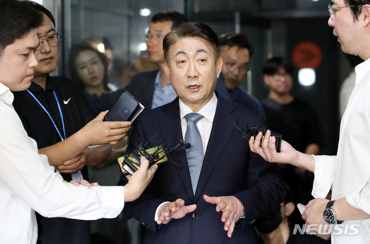 [과천=뉴시스] 조성우 기자 = 방송통신위원회 위원장 후보자에 지명된 이동관 대통령실 대외협력특별보좌관이 1일 오전 경기도 과천시 정부과천청사 인근에 마련된 사무실로 출근하며 취재진 질문에 답하고 있다. 2023.08.01. xconfind@newsis.com