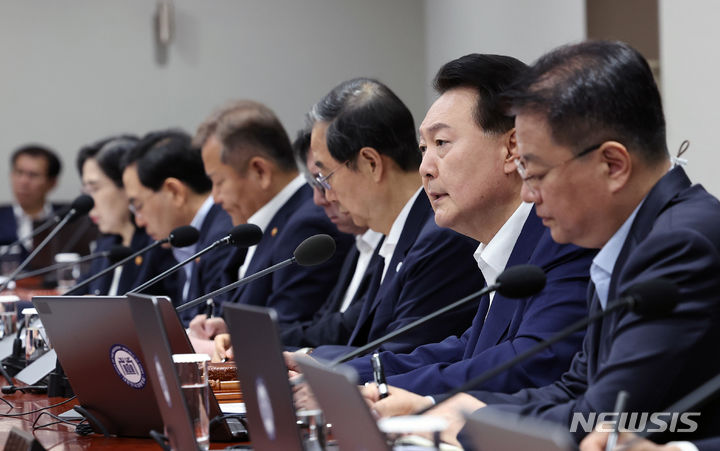[서울=뉴시스] 홍효식 기자 = 윤석열 대통령이 1일 서울 용산 대통령실 청사에서 국무회의를 주재하고 있다. (대통령실통신사진기자단) 2023.08.01. yesphoto@newsis.com