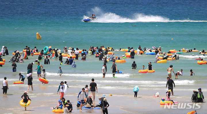 [제주=뉴시스] 우장호 기자 = 지난해 8월1일 오후 제주시 조천읍 함덕해수욕장을 찾은 관광객들이 물놀이를 하며 더위를 식히고 있는 모습. 2023.08.01. woo1223@newsis.com
