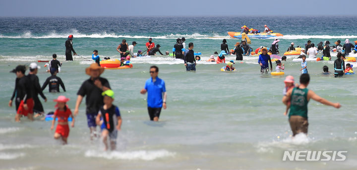 [제주=뉴시스] 우장호 기자 = ﻿﻿본격적인 휴가철을 맞아 물놀이를 떠나는 사람들이 많다. 어린 자녀가 있다면 물놀이 후에도 아이의 상태를 유심히 관찰할 필요가 있다. 물 밖으로 나온 뒤 호흡곤란을 겪는 '마른 익사'가 나타날 위험이 있어서다. 전국적으로 폭염이 기승을 부리는 1일 오후 제주시 조천읍 함덕해수욕장을 찾은 관광객들이 물놀이를 하며 더위를 식히고 있다. 2023.08.01. woo1223@newsis.com