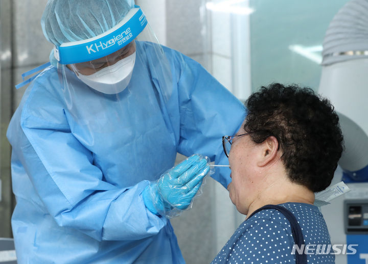 [서울=뉴시스] 황준선 기자 = 지난 1일 오후 서울 동대문보건소 선별진료소에서 시민이 코로나19 검사를 받고 있다. 2023.08.08. hwang@newsis.com