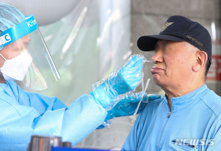 [서울=뉴시스] 황준선 기자 = 지난해 8월1일 오후 서울 동대문보건소 선별진료소에서 시민이 코로나19 검사를 받고 있는 모습. 2023.08.01. hwang@newsis.com