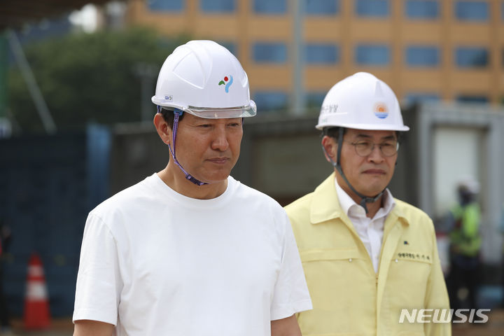[서울=뉴시스] 김근수 기자 = 오세훈 서울시장이 1일 오후 서울 양천구 월드컵대교 공사현장을 찾아 여름철 폭염대비 현장 점검을 하고 있다. 2023.08.01. ks@newsis.com
