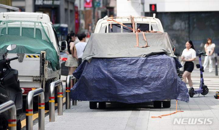 인도에 불법 주정차된 화물차량. (사진=뉴시스DB) photo@newsis.com