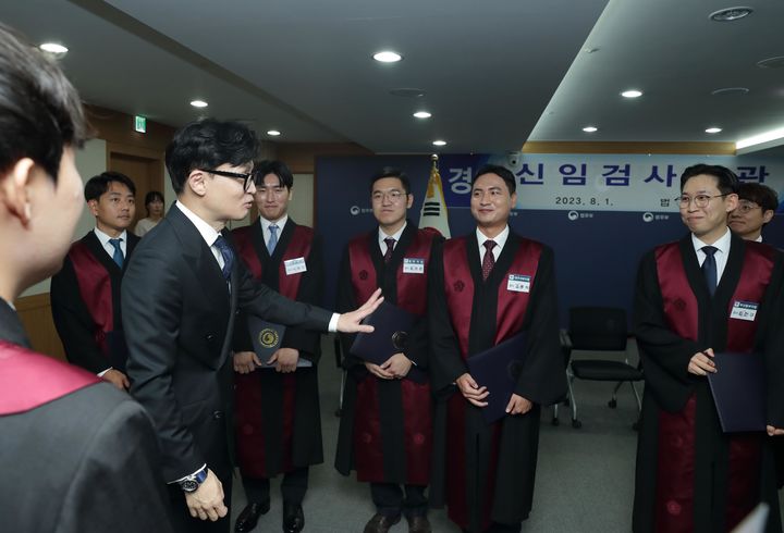 [서울=뉴시스] 한동훈 법무부 장관이 1일 오후 경기 과천시 정부과천청사 법무부에서 열린 신임검사 임관식에 참석해 신임 검사들과 대화하고 있다. (사진=법무부 제공) 2023.08.01. photo@newsis.com *재판매 및 DB 금지