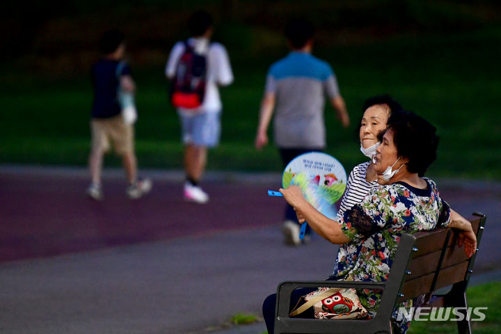 [광주=뉴시스] 이영주 기자 = 광주 북구 용봉동 전남대학교 종합운동장에서 시민들이 부채질을 하며 한밤중 무더위를 이겨내고 있다. 2023.08.01 leeyj2578@newsis.cim