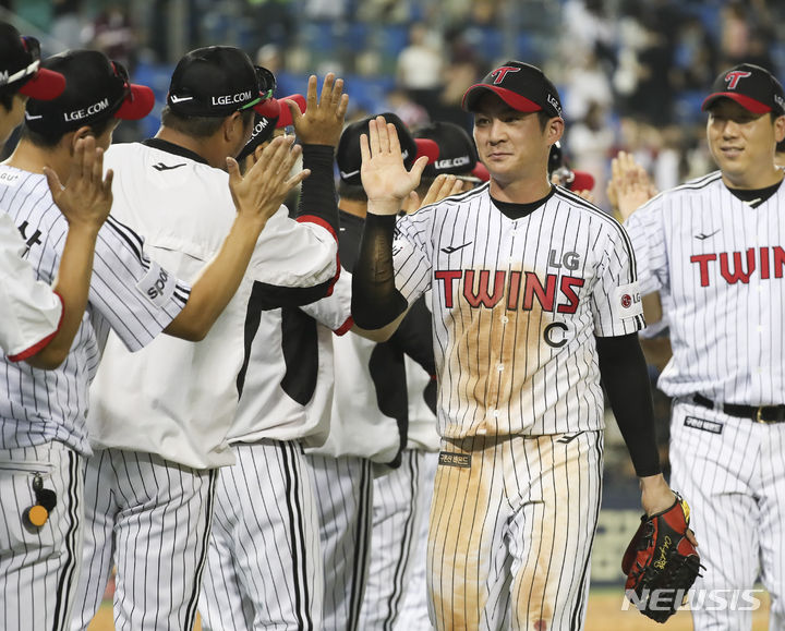 [서울=뉴시스] 김근수 기자 = 1일 서울 송파구 잠실야구장에서 열린 2023 프로야구 KBO리그 키움 히어로즈 대 LG 트윈스의 경기, 4대 2로 LG트윈스의 승리, LG 오지환이 선수들과 기쁨을 나누고 있다. 2023.08.01. ks@newsis.com