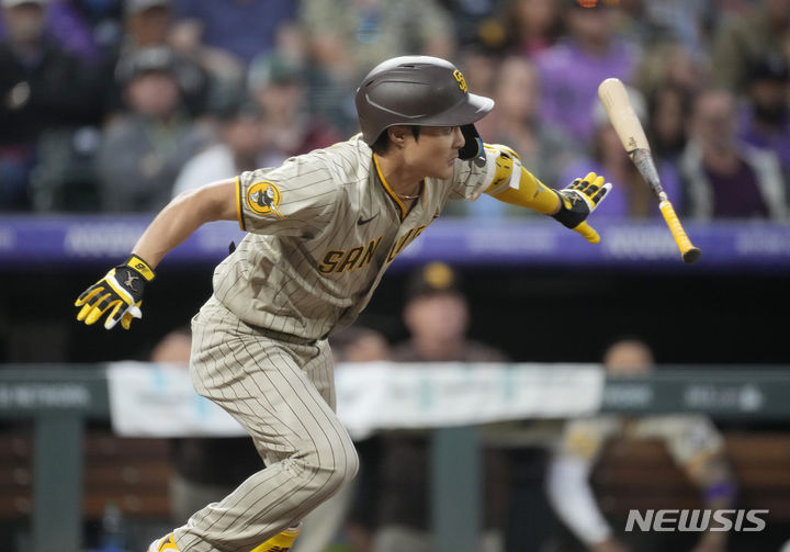 [덴버=AP/뉴시스] 샌디에이고 파드리스의 김하성이 1일(현지시각) 미 콜로라도주 덴버의 쿠어스필드에서 열린 2023 메이저리그 콜로라도 로키스와의 경기 5회 초 내야 안타를 치고 있다. 2023.08.02.